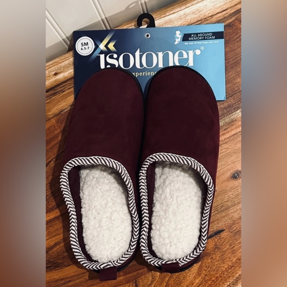 NWT✨Isotoner Memory Foam Slippers